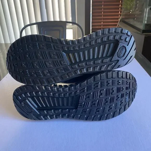 SAS Men’s Pursuit Black on Black Sneakers with Vibram Sole Size 9.5 NWOT.